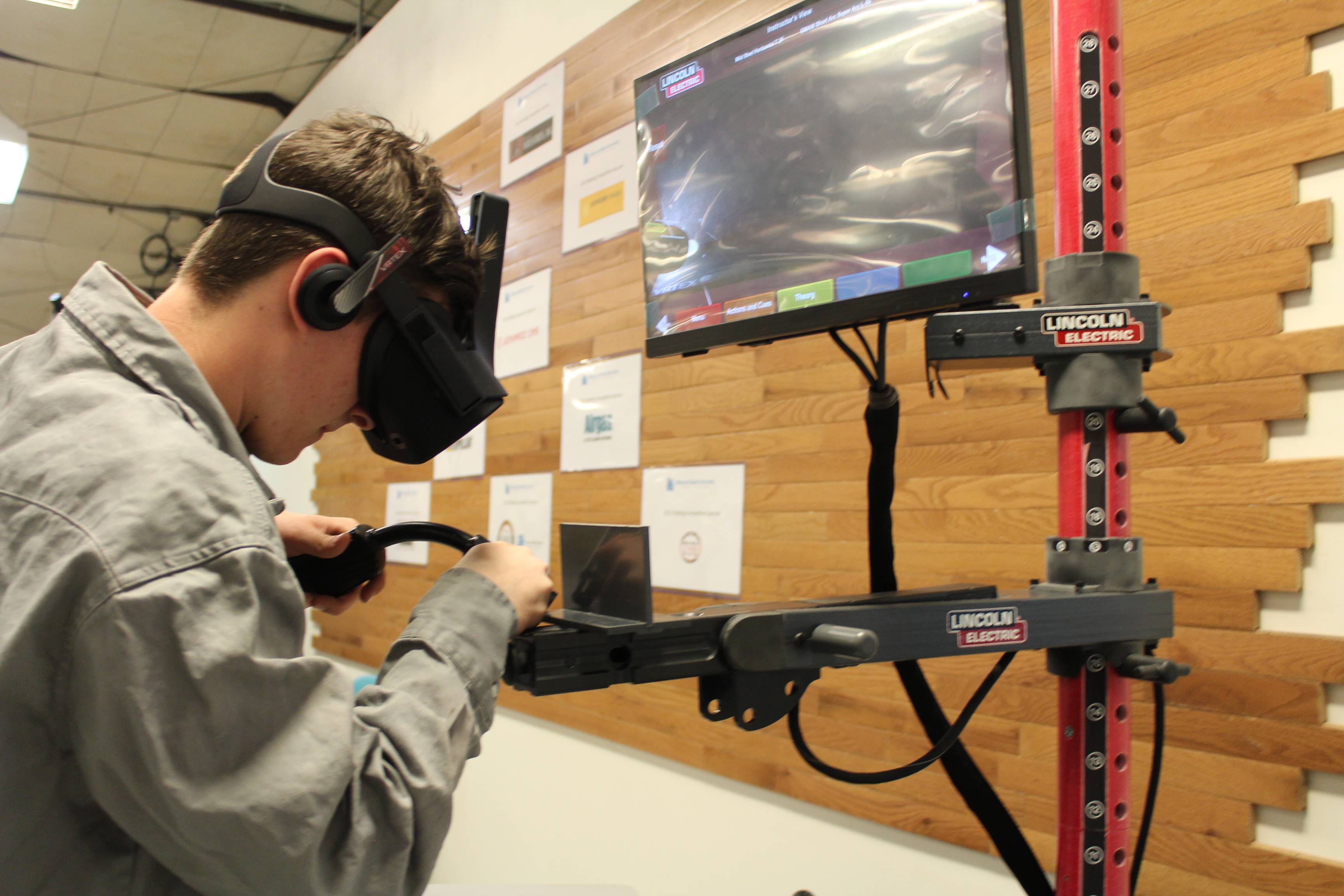 student welding using virtual reality simulation